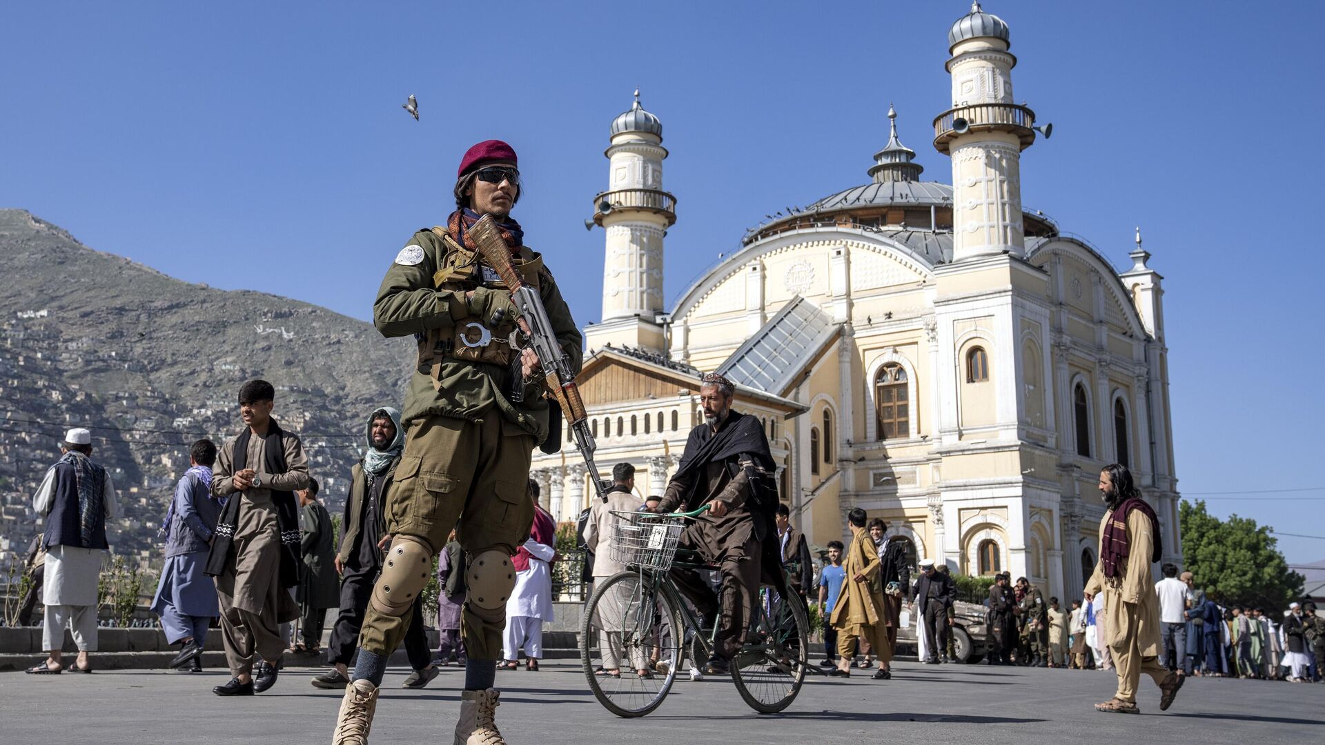 مقاتل من طالبان أثناء خدمة الحراسة بينما يحضر الأفغان صلاة عيد الفطر في كابول  أفغانستان 21 أبريل 2023 - سبوتنيك عربي, 1920, 16.05.2023