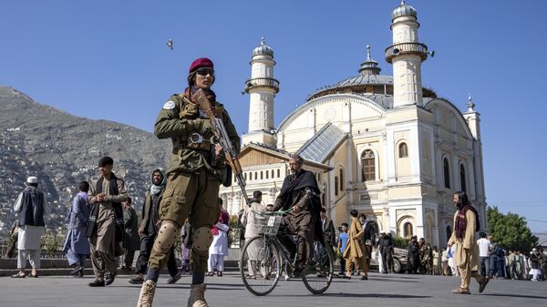 مقاتل من طالبان أثناء خدمة الحراسة بينما يحضر الأفغان صلاة عيد الفطر في كابول  أفغانستان 21 أبريل 2023 - سبوتنيك عربي