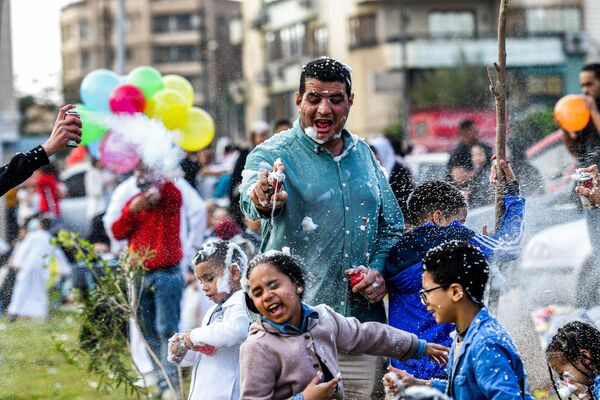 المحتفلون بعد صلاة اليوم الأول من عيد الفطر للاحتفال بنهاية شهر رمضان المبارك خارج مسجد الصديق في القاهرة، مصر 21 أبريل 2023. - سبوتنيك عربي