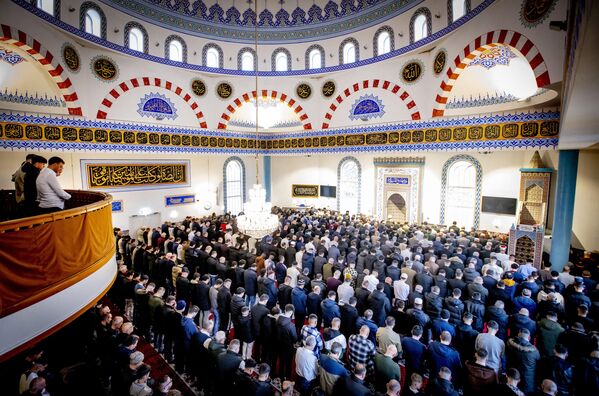مصلون يشاركون في صلاة عيد الفطر في مسجد مولانا في روتردام، هولندا في 21 أبريل 2023. - سبوتنيك عربي