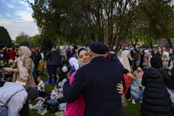 يحيي المصلون بعضهم بعضا، بينما يستعدون لآداء صلاة عيد الفطر في آيا صوفيا في إسطنبول، في تركيا 21 أبريل 2023. - سبوتنيك عربي