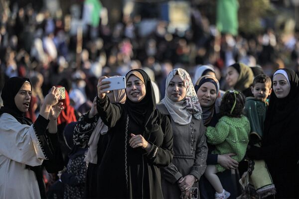فتيات يلتقطن صورة سيلفي أثناء اجتماعهن بعد صلاة اليوم الأول من عيد الفطر في مدينة غزة، فلسطين 21 أبريل 2023. - سبوتنيك عربي