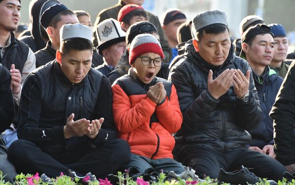 مسلمو قيرغيزستان خلال احتفالات عيد الفطر في وسط بيشكيك ،21 أبريل 2023  - سبوتنيك عربي