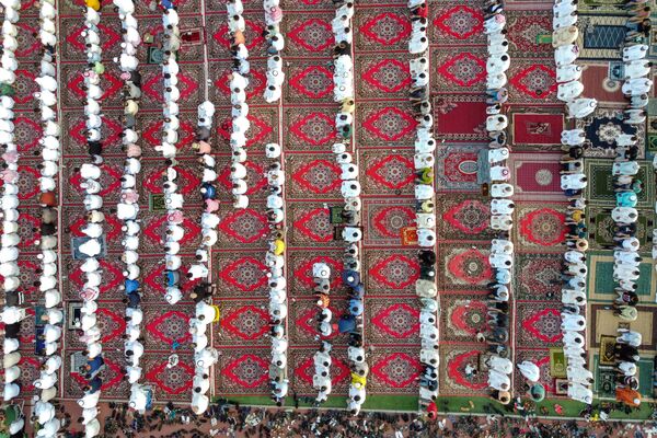 صورة جوية لصلاة عيد الفطر في ملعب لكرة القدم في مدينة الكويت، الكويت 21 أبريل 2023. - سبوتنيك عربي