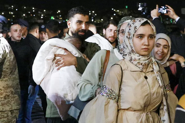 الأشخاص الذين تم إجلاؤهم من السودان يصلون إلى مطار عسكري في عمان في 24 أبريل 2023. الأشخاص الذين تم إجلاؤهم من السودان يصلون إلى مطار عسكري في عمان في 24 أبريل 2023. - سبوتنيك عربي