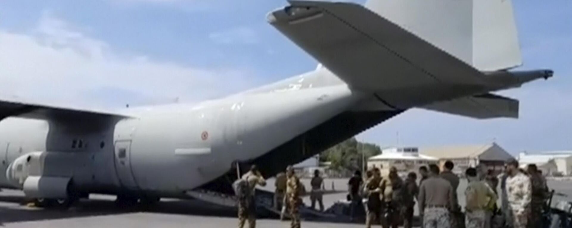 في هذه الصورة من مقطع فيديو قدمته وزارة الدفاع الإيطالية ، يستعد العسكريون لإجلاء الأشخاص من مطار الخرطوم ، السودان ، 23 أبريل 2023.  - سبوتنيك عربي, 1920, 24.04.2023