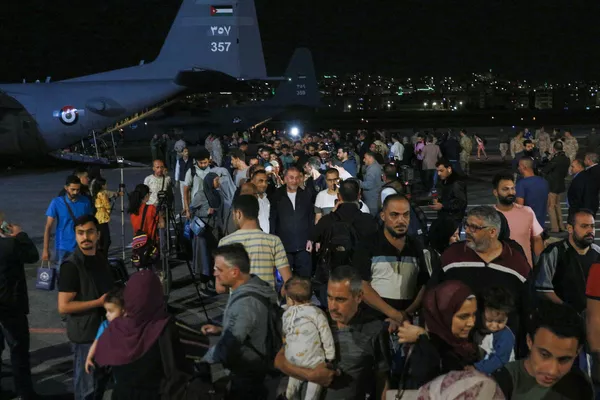 الأشخاص الذين تم إجلاؤهم من السودان يصلون إلى مطار عسكري في عمان في 24 أبريل 2023. الأشخاص الذين تم إجلاؤهم من السودان يصلون إلى مطار عسكري في عمان في 24 أبريل 2023. - سبوتنيك عربي