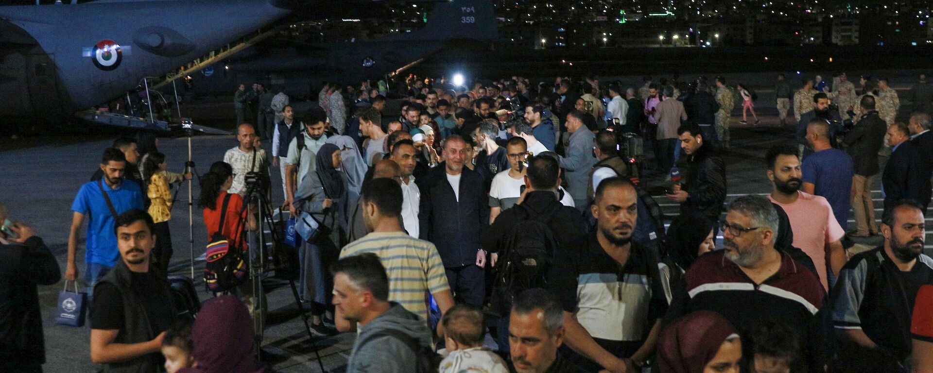 الأشخاص الذين تم إجلاؤهم من السودان يصلون إلى مطار عسكري في عمان في 24 أبريل 2023. - سبوتنيك عربي, 1920, 25.04.2023