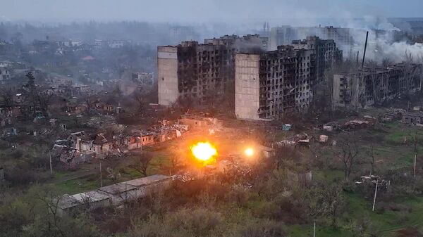 قصف مدفعي على مواقع القوات المسلحة الأوكرانية في الجزء الغربي من أرتيموفسك. - سبوتنيك عربي