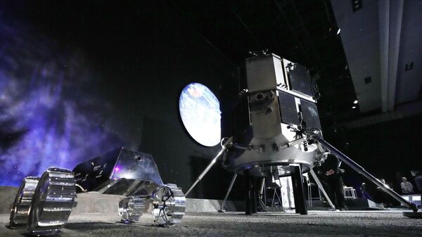  نماذج المسبار والمركبة القمرية لبرنامج هاكوتو-ار (HAKUTO-R) الخاص لاستكشاف القمر قبل البث المباشر لحدث الهبوط على سطح القمر، 26 أبريل 2023 ، المتحف الوطني للعلوم الناشئة والابتكار، في طوكيو. 
 - سبوتنيك عربي