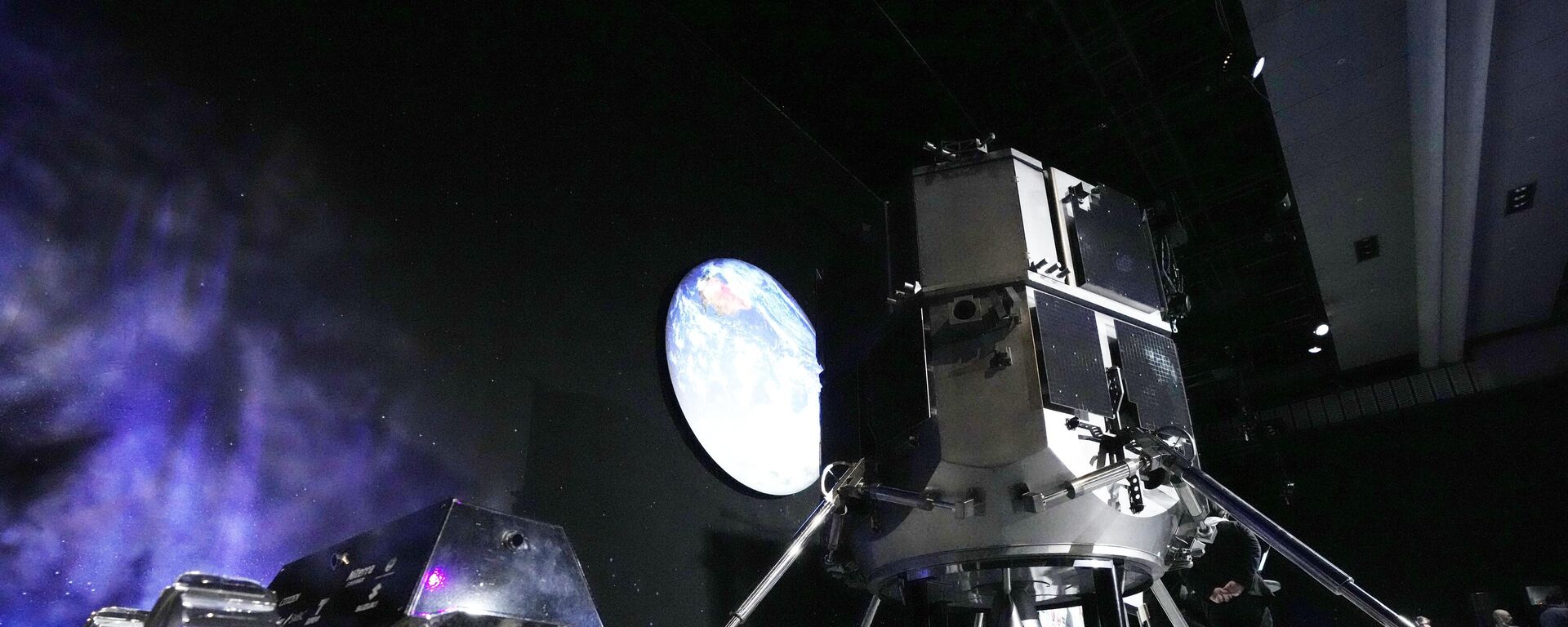  نماذج المسبار والمركبة القمرية لبرنامج هاكوتو-ار (HAKUTO-R) الخاص لاستكشاف القمر قبل البث المباشر لحدث الهبوط على سطح القمر، 26 أبريل 2023 ، المتحف الوطني للعلوم الناشئة والابتكار، في طوكيو. 
 - سبوتنيك عربي, 1920, 10.02.2024