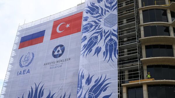 لافتة لإعلان افتتاح محطة أكويو للطاقة النووية قيد الإنشاء في مدينة غولنار، تركيا - سبوتنيك عربي