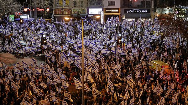 متظاهرون في حيفا ضد مشروع قانون الإصلاح القضائي للحكومة الإسرائيلية المثير للجدل، 18 مارس/ آذار 2023 - سبوتنيك عربي