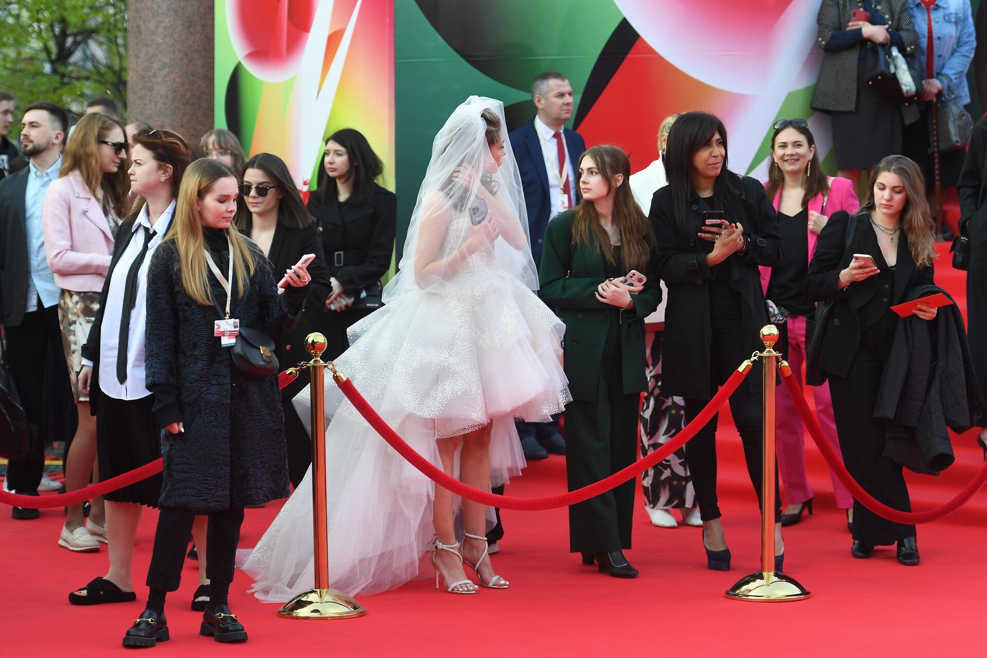 فتيات على السجادة الحمراء قبل الحفل الختامي لمهرجان موسكو السينمائي الدولي الخامس والأربعين (MIFF) في سينما روسيا في موسكو. - سبوتنيك عربي, 1920, 28.04.2023