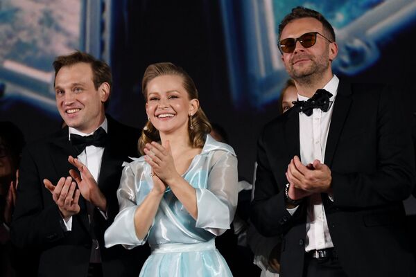 الممثلون ميخائيل تروينيك، يوليا بيريسيلد ومخرج فيلم التحدي  كليم شيبينكو (من اليسار إلى اليمين) في العرض الأول في سينما كارو 11 أكتوبر في موسكو. - سبوتنيك عربي