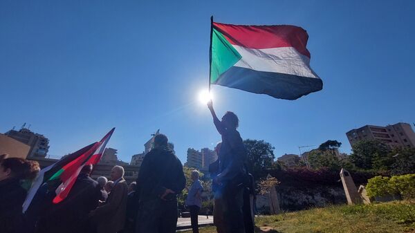 وقفة احتجاجية أمام مبنى الأمم المتحدة في بيروت لوقف الإقتتال في السودان - سبوتنيك عربي