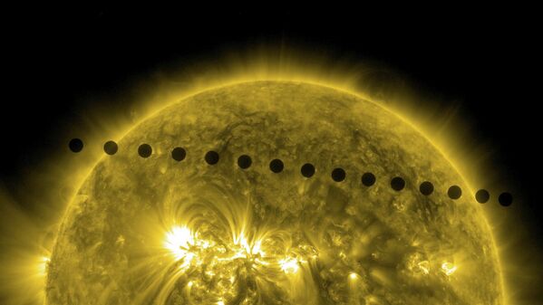 تم دمج تسلسل الصور من المرصد الديناميكي الشمسي (Solar Dynamic Observatory) في 171 طولًا موجيًا لعبور الزهرة معًا لإظهار مسار كوكب الزهرة عبر الشمس.   - سبوتنيك عربي