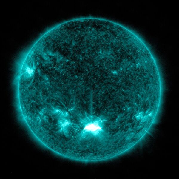 التقط مرصد ديناميكا الشمس التابع لوكالة ناسا (Solar Dynamics Observatory) هذه الصورة للتوهج الشمسي - كما يظهر في البقعة الساطعة في المركز السفلي للشمس - في 28 أكتوبر/ تشرين الأول 2021. تُظهر الصورة مجموعة فرعية من الأشعة فوق البنفسجية الشديدة التي تسلط الضوء على المواد شديدة الحرارة للتوهجات والتي هو ملون هنا باللون الأزرق المخضر. - سبوتنيك عربي