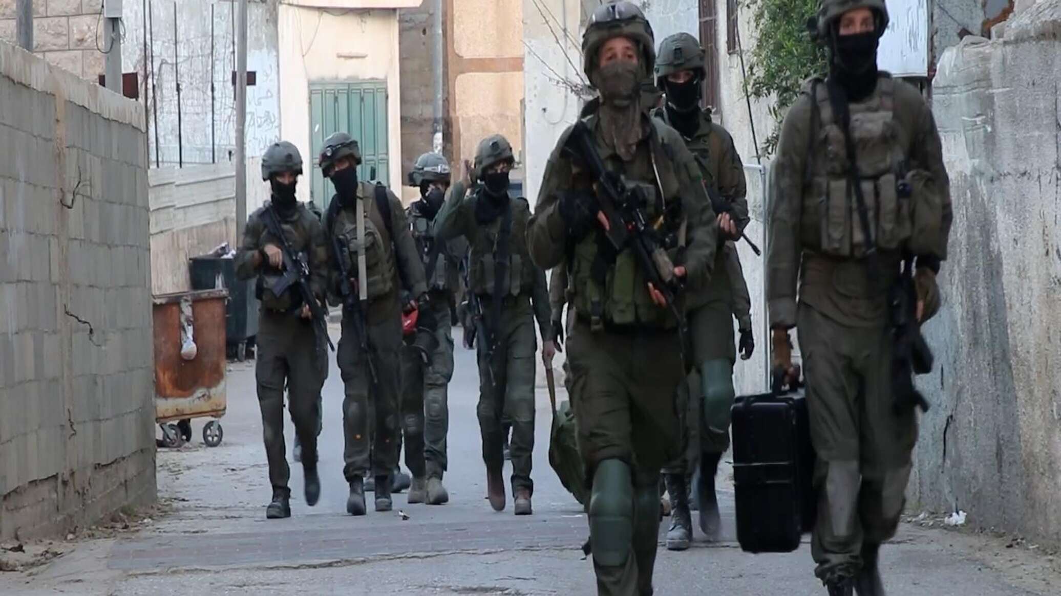 الجيش الإسرائيلي يعتقل 21 فلسطينيا في رام الله بينهم طفل وفتاة