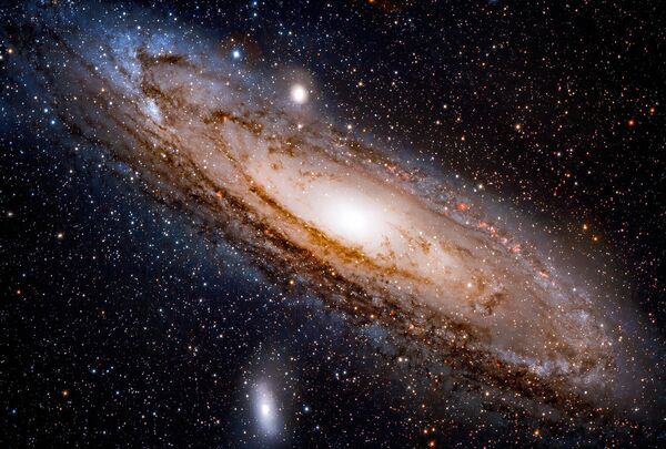 مجرة أندروميدا (أو المرأة المسلسلة) أو كما تُعرف أيضا &quot;مسييه 31&quot; وهي أقرب المجرات لمجرتنا. تُرى مجرة &quot;مسييه 32&quot; (M32) الصغيرة أعلى وإلى اليسار قليلاً (جنوبًا مباشرة) من مركز (M31)، و (M110) أسفل وإلى اليسار. أعلى وإلى يسار (M32) يوجد نجم HD 3914. هذه صورة RGB + بعض بيانات h alpha. تم التقاط هذه الصورة في صحراء النقب.  - سبوتنيك عربي