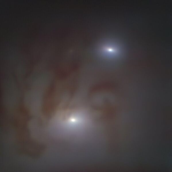 منظر عن قرب لنواتي مجرتين لامعتين، تحتوي كل منهما على ثقب أسود فائق الكتلة، في مجرة NGC 7727، وهي مجرة تقع على بعد 89 مليون سنة ضوئية من الأرض في كوكبة الدلو. تتكون كل نواة من مجموعة كثيفة من النجوم ذات ثقب أسود هائل في مركزها. يقع الثقبان الأسودان في مسار تصادمي ويشكلان أقرب زوج من الثقوب السوداء الهائلة التي تم العثور عليها حتى الآن. إنه أيضًا الزوج الذي لديه أصغر مسافة فاصلة بين ثقبين أسودين فائقا الضخامة - تمت ملاحظتهما على بعد 1600 سنة ضوئية فقط في السماء. تم التقاط الصورة باستخدام أداة MUSE المثبتة على تلسكوب كبير جدًا (VLT) التابع للمرصد الأوروبي الجنوبي في مرصد بارانال في تشيلي. - سبوتنيك عربي