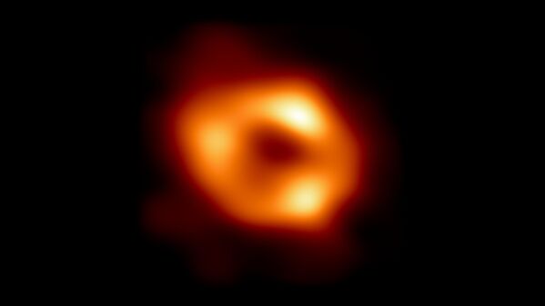 هذه هي الصورة الأولى لـ &quot;الرامي أ*&quot; (Sgr A *)، الثقب الأسود الهائل في وسط مجرتنا درب التبانة، مع خلفية سوداء مضافة لتلائم الشاشات الأوسع. إنه أول دليل مرئي مباشر على وجود هذا الثقب الأسود. تم التقاطه بواسطة تلسكوب &quot;إيفينت هورايزن&quot; (Event Horizon Telescope) أو (باختصارEHT)، وهو عبارة عن مصفوفة تربط بين ثمانية مراصد راديوية موجودة عبر الكوكب لتشكيل تلسكوب افتراضي واحد &quot;بحجم الأرض&quot;. تمت تسمية التلسكوب على اسم &quot;أفق الحدث&quot;، وهو حدود الثقب الأسود التي لا يمكن للضوء أن يفلت منها. على الرغم من أننا لا نستطيع رؤية أفق الحدث نفسه، لأنه لا يمكن أن ينبعث منه الضوء، فإن الغاز المتوهج الذي يدور حول الثقب الأسود يكشف عن علامة مميزة: منطقة مركزية مظلمة (تسمى الظل) محاطة بهيكل شبيه بالحلقة الساطعة. يظهر المنظر الجديد الضوء الذي ينحني بفعل الجاذبية القوية للثقب الأسود، والتي تبلغ كتلتها أربعة ملايين ضعفا كتلة شمسنا. صورة الثقب الأسود (Sgr A*) عبارة عن متوسط ما بينته الصور المختلفة التي استخلصها التلسكوب (EHT) من ملاحظاته لعام 2017. بالإضافة إلى المرافق الأخرى، تتضمن شبكة (EHT) للمراصد الراديوية التي جعلت هذه الصورة ممكنة: مصفوف مرصد أتاكاما المليمتري الكبير / مصفوف مرصد أتاكاما المليمتري/ تحت المليمتري الكبير (مرصد ألما)، و تجربة مستكشف أتاكاما، في صحراء أتاكاما في تشيلي، المملوكتان والمشاركتان من قبل المرصد الأوروبي الجنوبي، وهي شريك نيابة عن الدول الأعضاء في أوروبا. - سبوتنيك عربي