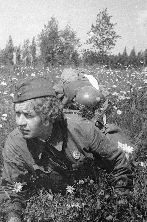 تقوم الممرضة يلينا كوفالتشيوك بإخراج جندي جريح من ساحة المعركة خلال الحرب الوطنية العظمى (1941-1945). - سبوتنيك عربي