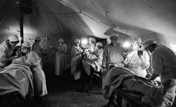 الممرضات ومساعدات التمريض أثناء معالجة الجنود في مستشفى ميداني. - سبوتنيك عربي