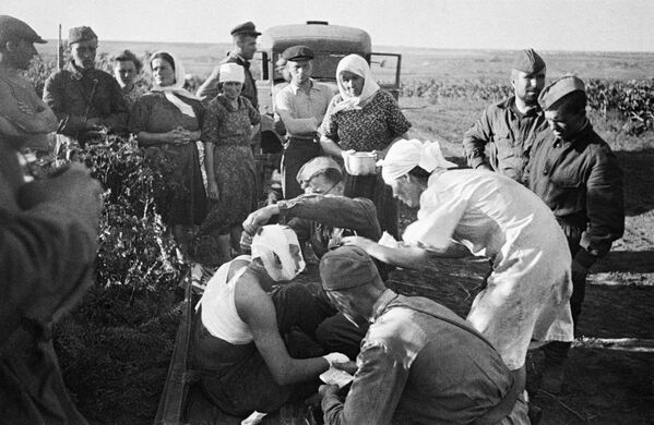  22 يونيو/ حزيران عام 1941، ممرضات بساعدن الجرحى الأوائل بعد الغارة الجوية النازية بالقرب من كيشيناو في مولدوفا. (بداية الحرب الوطنية العظمى 1941-1945) - سبوتنيك عربي