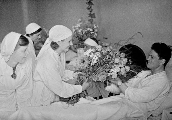 ممرضات يقدمن الزهور للجنود الجرحى في مستشفى بموسكو، عام 1941 - سبوتنيك عربي