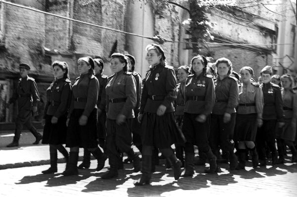 التسريح الأول بعد الاستيلاء على برلين. الممرضات يستعدون للعودة إلى وطنهم بعد انتهاء الحرب الوطنية العظمى (1941-1945), - سبوتنيك عربي