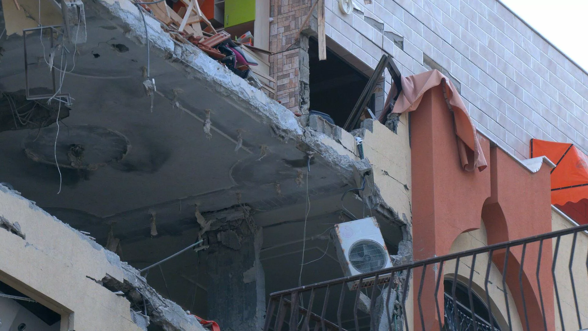 القصف الإسرائيلي على قطاع غزة يخلف اضراراً بمباني وبمنازل المواطنين - سبوتنيك عربي, 1920, 09.05.2023