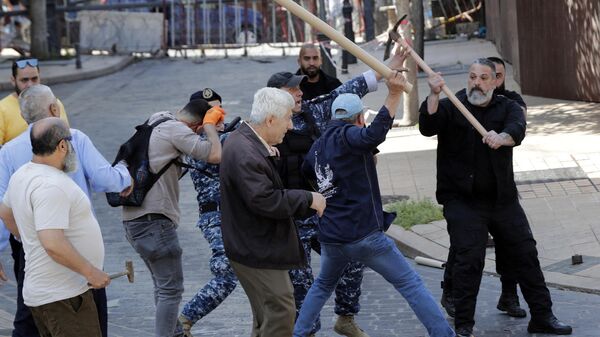 Столкновения ливанских демонстрантов с охраной банка в Бейруте - سبوتنيك عربي