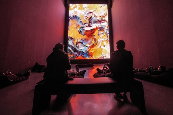 الزوار يشاهدون منحوتات البيانات المتدفقة في معرض &quot;رفيق أناضول. هلوسة آلية&quot; في متحف كونستبالاست للفنون في دوسلدورف، ألمانيا  2 مايو 2023. - سبوتنيك عربي