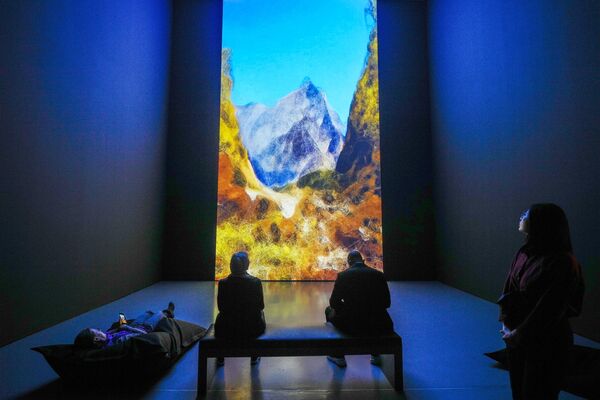 الزوار يشاهدون عرضا فنيا في معرض &quot;أحلام الطبيعة -  مناظر طبيعية توليدية&quot; في متحف كونستبالاست للفنون في دوسلدورف، ألمانيا  2 مايو 2023. - سبوتنيك عربي