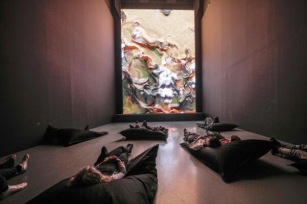 الزوار يشاهدون عرضا فنيا في معرض &quot;رفيق أناضول. هلوسة آلية&quot; في متحف كونستبالاست للفنون في دوسلدورف، ألمانيا  2 مايو 2023. - سبوتنيك عربي