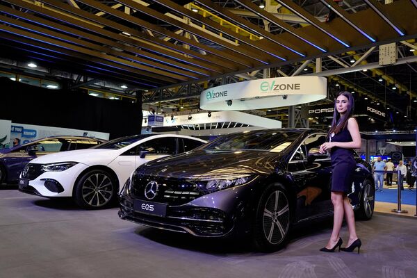 بائعة تقف بجانب سيارة Mercedes EQS الكهربائية الجديدة التي ستعرض في معرض e-Motor في بيروت، لبنان، 10 مايو 2023. - سبوتنيك عربي