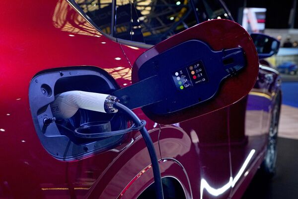 كابل طاقة موصول بسيارة Mazda CX-60 الكهربائية الجديدة المعروضة في معرض e-Motor في بيروت، لبنان، 10 مايو 2023. - سبوتنيك عربي
