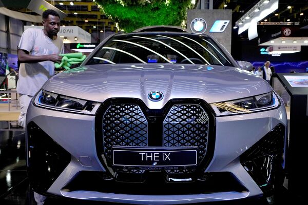 عامل يمسح سيارة BMW iX الكهربائية الجديدة التي تعرض في معرض e-Motor في بيروت، لبنان، 10 مايو 2023. - سبوتنيك عربي