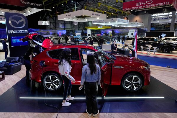 زوار يتفقدون السيارة الكهربائية الجديدة Mazda CX-60 التي عُرضت في معرض e-Motor في بيروت، لبنان، 10 مايو 2023. - سبوتنيك عربي