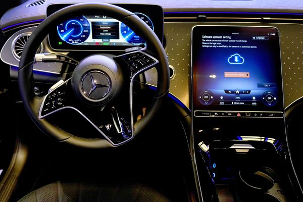 قمرة القيادة لسيارة Mercedes EQS كهربائية جديدة في معرض e-Motor في بيروت، لبنان، 10 مايو 2023. - سبوتنيك عربي