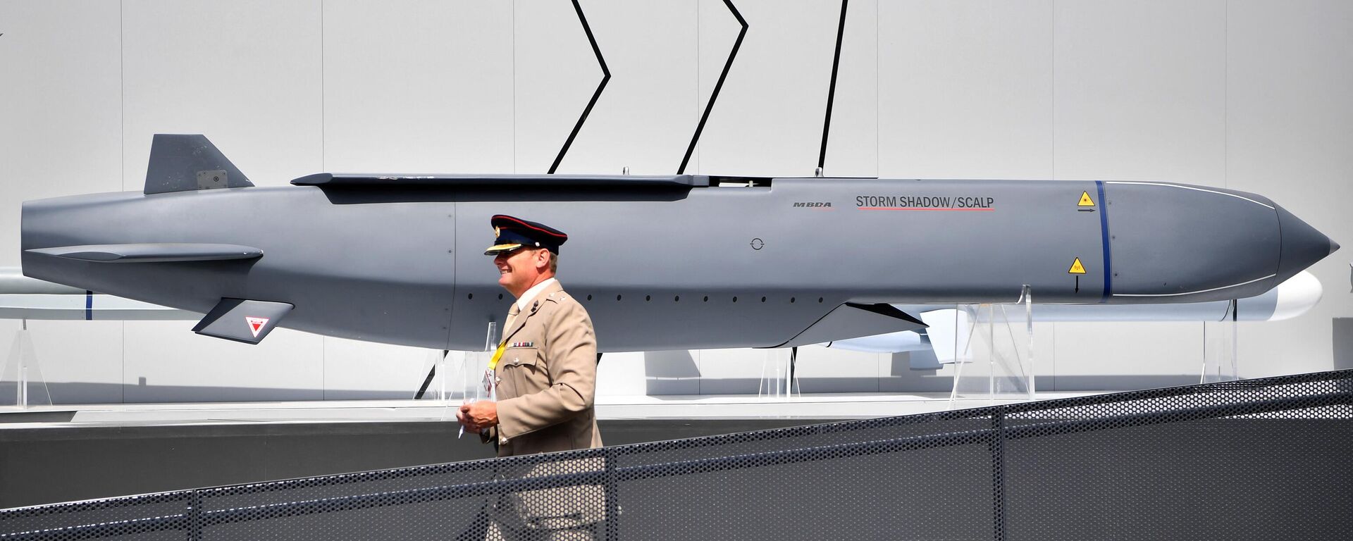 أحد أفراد الجيش يمر أمام صاروخ ستورم شادو في معرض فارنبورو الجوي، جنوب غربي لندن 17 يوليو/تموز  2018 - سبوتنيك عربي, 1920, 11.05.2023
