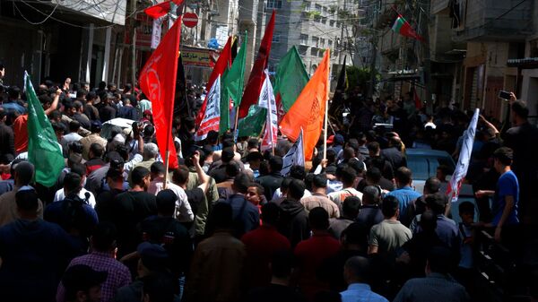 مئات الفلسطينيين يشيعون جثمان القائد في سرايا القدس، إياد الحسني، 13 مايو/ أيار 2023 - سبوتنيك عربي