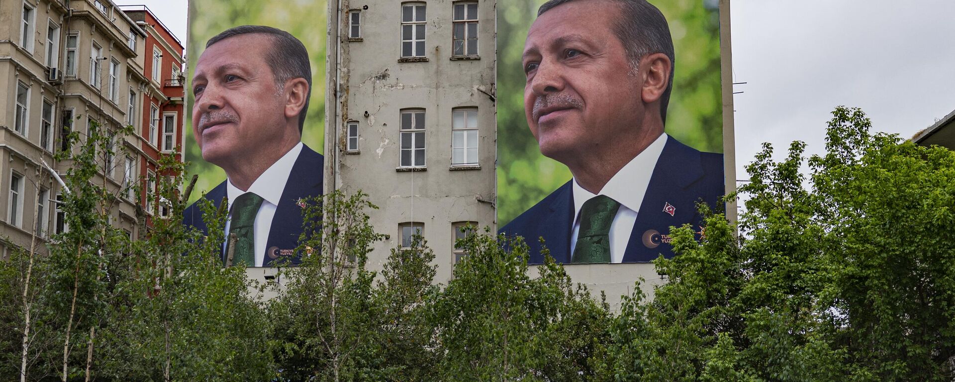 لافتات دعائية تحمل صورة الرئيس التركي، رجب طيب أردوغان، في الانتخابات الرئاسية، اسطنبول، 12 مايو/ أيار 2023 - سبوتنيك عربي, 1920, 14.05.2023