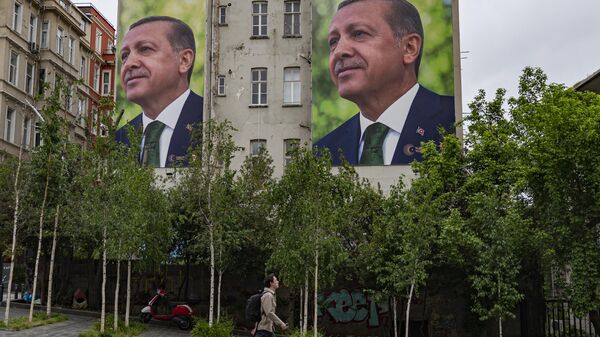لافتات دعائية تحمل صورة الرئيس التركي، رجب طيب أردوغان، في الانتخابات الرئاسية، اسطنبول، 12 مايو/ أيار 2023 - سبوتنيك عربي