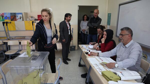 الناس يصطفون في طابور للتصويت في مركز اقتراع في أنقرة للانتخابات البرلمانية والرئاسية في تركيا، 14 مايو/ أيار 2023 - سبوتنيك عربي