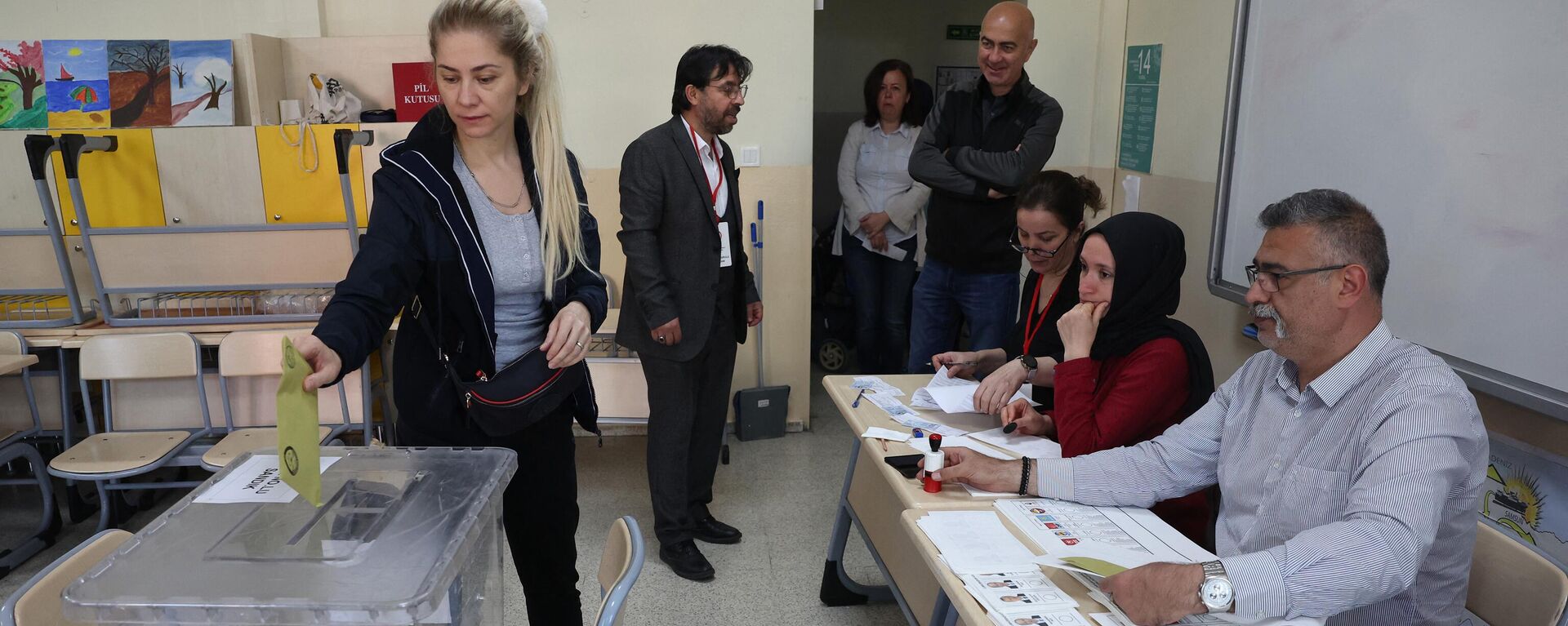 الناس يصطفون في طابور للتصويت في مركز اقتراع في أنقرة للانتخابات البرلمانية والرئاسية في تركيا، 14 مايو/ أيار 2023 - سبوتنيك عربي, 1920, 14.05.2023