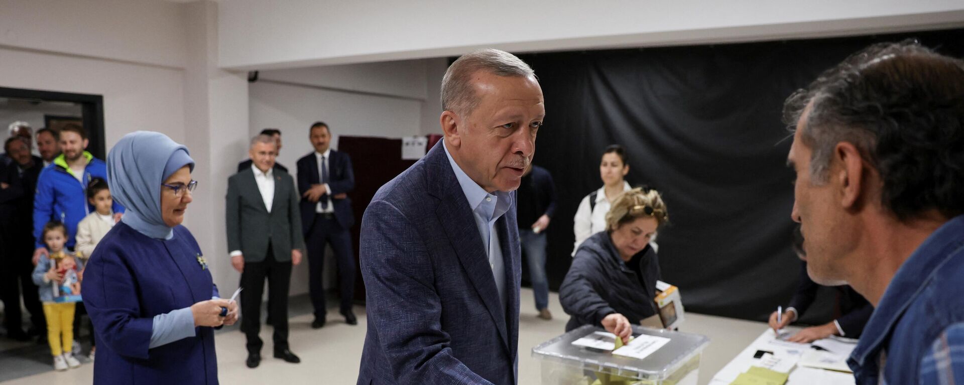 الرئيس التركي، رجب طيب أردوغان، وقرينته أمينة أردوغان، في إحدى اللجان الانتخابية أثناء تصويتهما في الانتخابات الرئاسية والبرلمانية في اسطنبول، تركيا، 14 مايو/ أيار 2023 - سبوتنيك عربي, 1920, 14.05.2023
