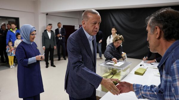 الرئيس التركي، رجب طيب أردوغان، وقرينته أمينة أردوغان، في إحدى اللجان الانتخابية أثناء تصويتهما في الانتخابات الرئاسية والبرلمانية في اسطنبول، تركيا، 14 مايو/ أيار 2023 - سبوتنيك عربي