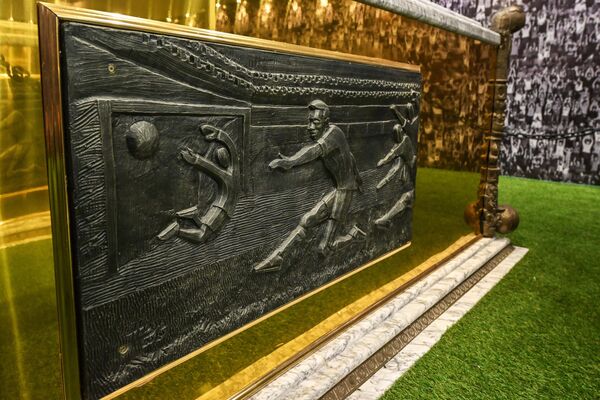منظر تفصيلي لتابوت نجم كرة القدم البرازيلي الراحل بيليه، في مقبرة &quot;نصب نيكروبوليس المسكوني&quot; (Ecumenical Necropolis Memorial) في سانتوس، البرازيل في 15 مايو 2023. - سبوتنيك عربي